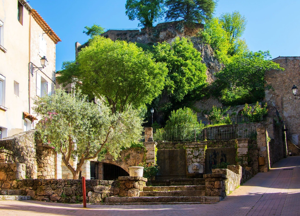 Barjols est une commune française située dans le département du Var, en région Provence-Alpes-Côte d'Azur