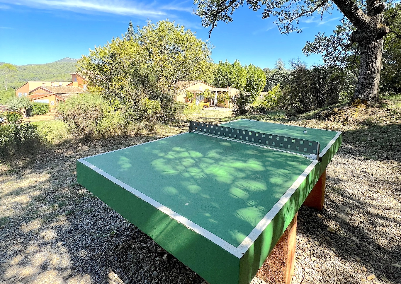 Table de ping pong à disposition sous le soleil de la French Riviera