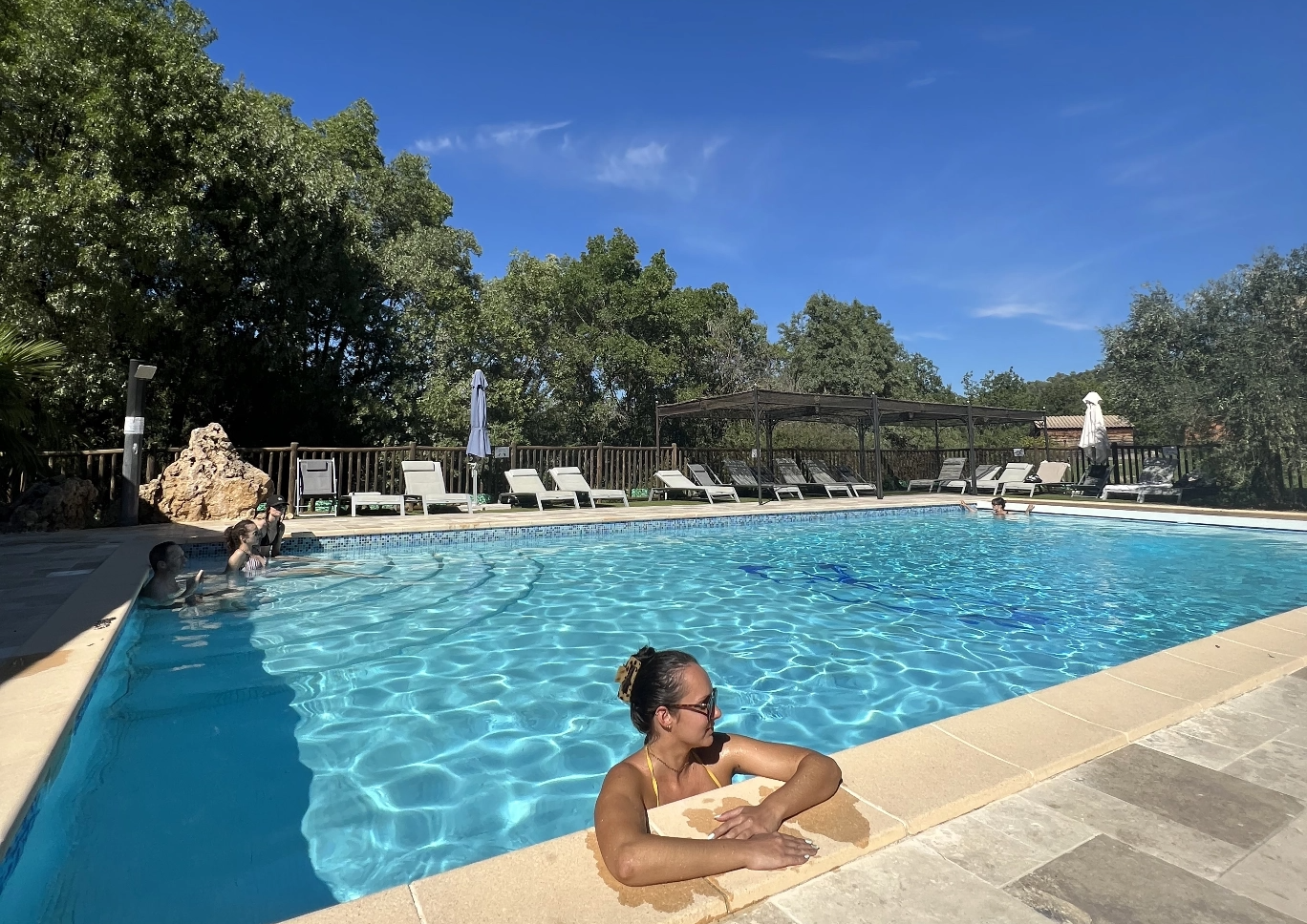 Piscine chauffée pour profiter des journées ensoleillés en Provence