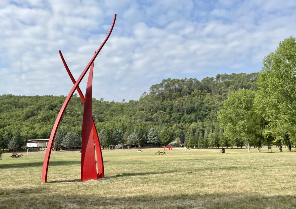 En plein cœur de la Provence Verte, dans un écrin de verdure au bord de la rivière l’Argens, le Centre d’Art contemporain de Chateauvert
