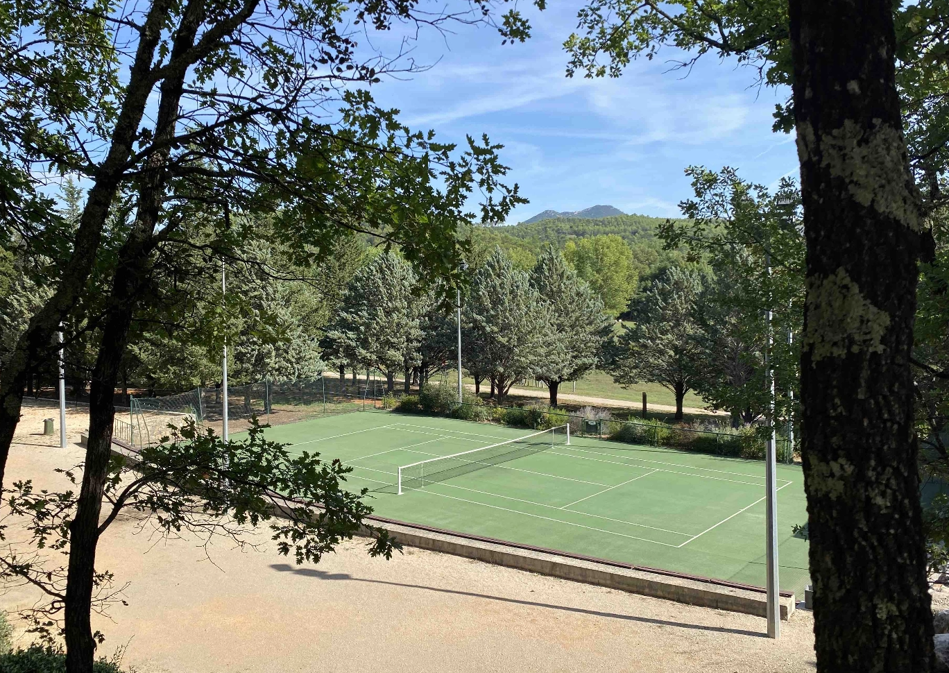 au domaine de la Reparade accéder au tennis municipal de chateauvert