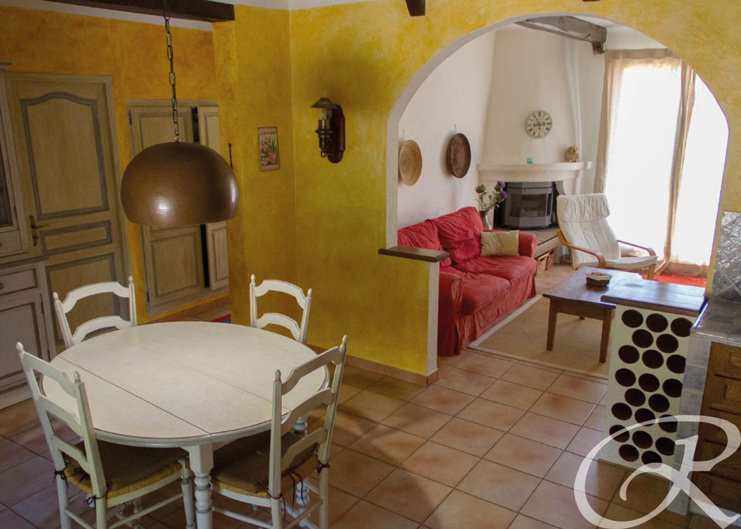 Appartement meublé 60 m2 Châteauvert composés d’un salon avec une cheminée, 2 couchages - situé à 40 minutes d'Aix-en-Provence