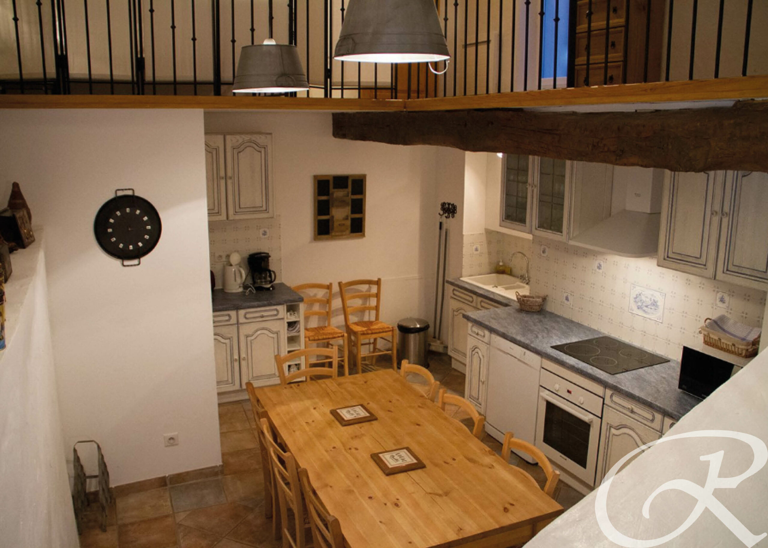 L’Appartement de la Sauge vous offrira 136 m2 composés d’un salon avec une cheminée, cuisine équipée et jusqu'à 10 couchages pour toute la famille