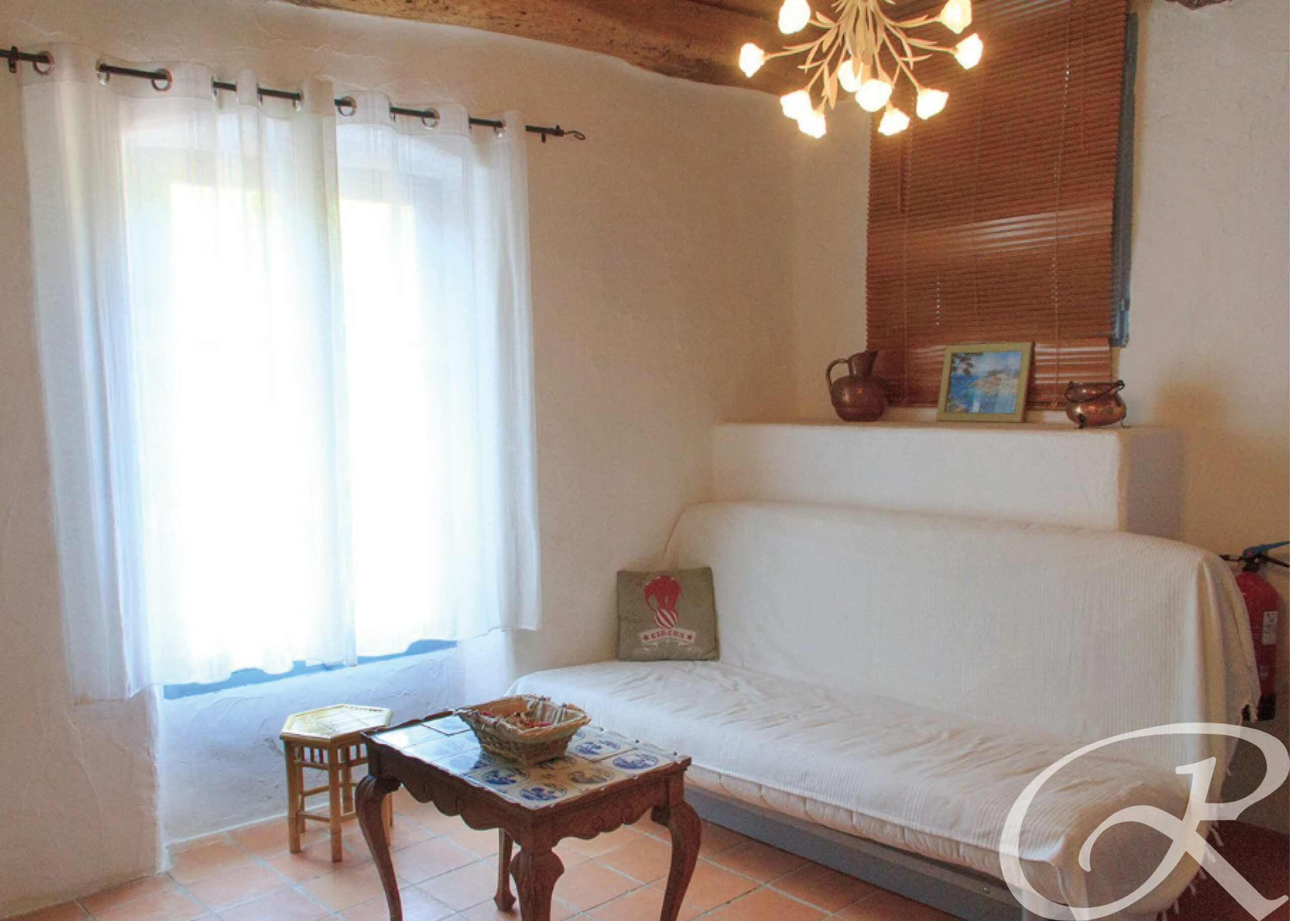 L’Appartement meublée de la Lavande vous offrira 80 m² T4 composés d’une chambre avec un lit double, une chambre avec 2 lits simples, d’un lit simple et d’un canapé lit dans le salon