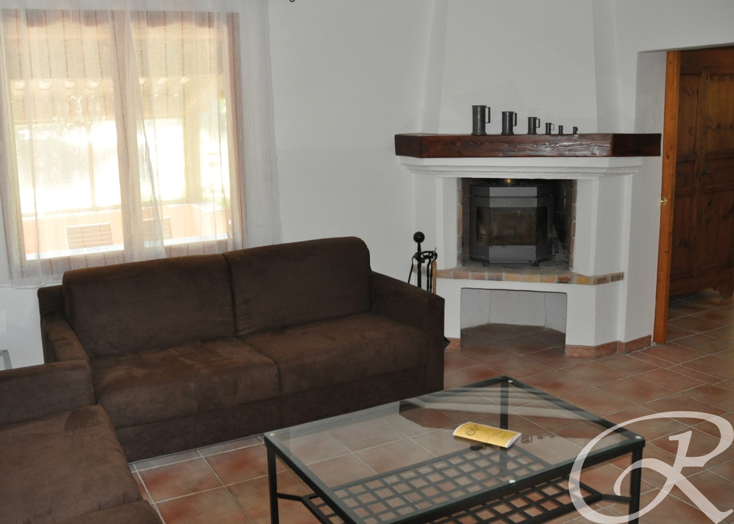 L’Appartement du Thym vous offrira 110 m² meublé avec cuisine équipée pouvant accueillir jusqu'à 6 personnes, situé à 30 minutes de Marseille.